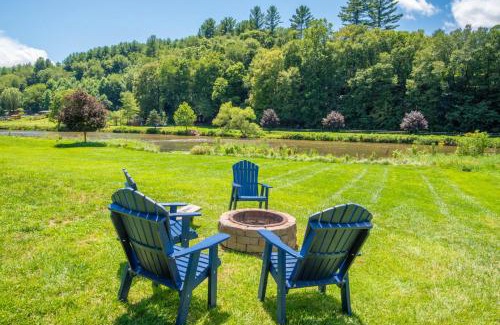 Piney Creek House | Cabin on New River, Fire Pit, Dogs OK, Hot Tub with VIEWS - Sleeps 10