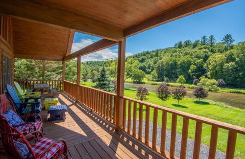 Piney Creek House | Cabin on New River, Fire Pit, Dogs OK, Hot Tub with VIEWS - Sleeps 10