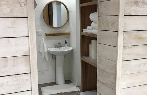Hico Cabin | Cabin on the Creek.Hico