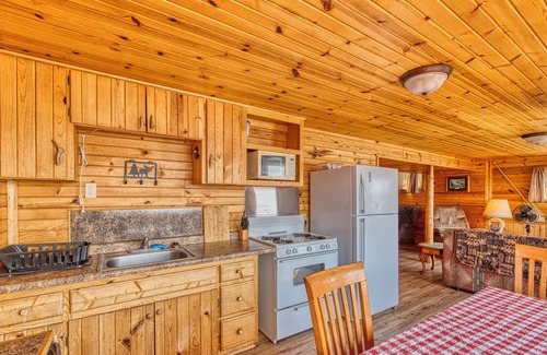 Gordon Cabin | Cabin on the Lake w/6-Beds - Northwoods - Complimentary Dock - Pets ok