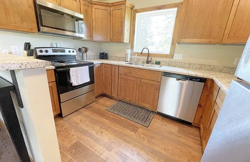 Custer House | Cabin on the Rocks | 2 Bed, 1.5 Bath