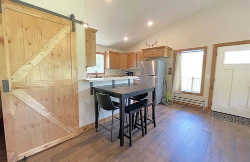Custer House | Cabin on the Rocks | 2 Bed, 1.5 Bath