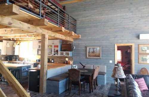 Sturgis Cabin | Cabin on the Rocks! Rustic with all the creature features!