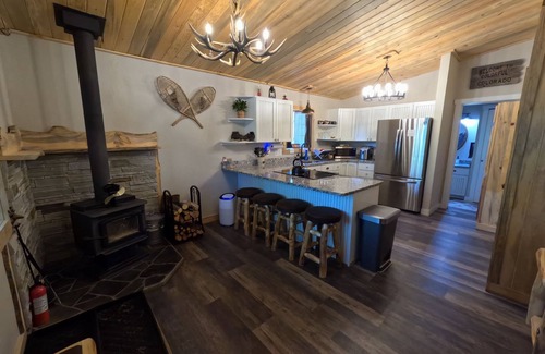 Rainbow Valley Cabin | Cabin Pet-Friendly with 2 King Beds and Deck Near Pikes Peak