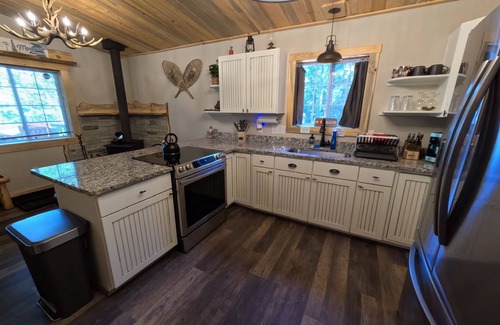 Rainbow Valley Cabin | Cabin Pet-Friendly with 2 King Beds and Deck Near Pikes Peak
