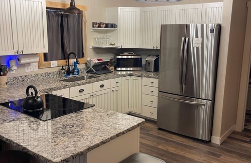 Rainbow Valley Cabin | Cabin Pet-Friendly with 2 King Beds and Deck Near Pikes Peak