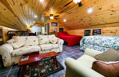 Backus Cabin | Cabin Retreat Nestled Among the Pines