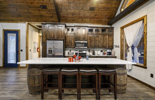 Broken Bow Cabin | Cabin Retreat with Hot Tub/Fire Pit/Perfect Outdoor Space/Lake 2 Minutes away!