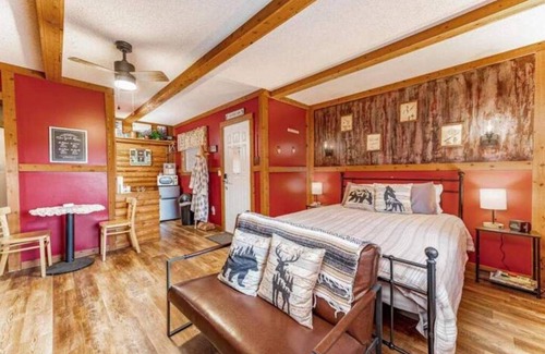 Mulvane Other | Cabin retreat with private hot tub and breakfast 1