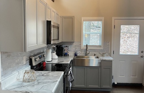 Groveoak Cabin | Cabin - secluded and Guntersville Lake w/hot tub and fire pit