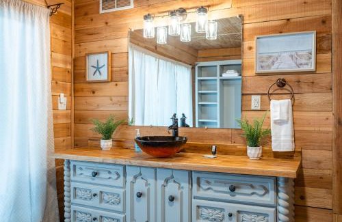 Woodstock Apartment | Cabin Style With Patio Seating & Charcoal Grill