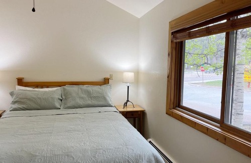 Woodland Park Bed & Breakfast | Cabin Suite
