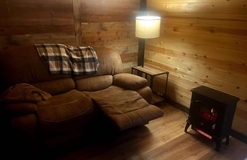 Avinger Cabin | Cabin w covered parking near Lake O' Pines/Avinger