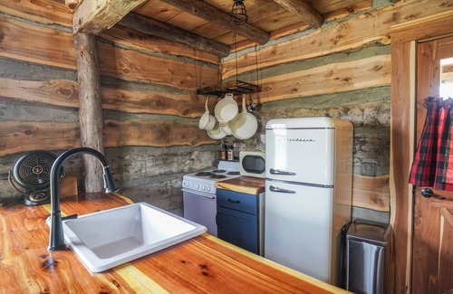 Hye Cabin | Cabin w modern upgrades next to the BEST wine, stars, peace, hot tub, relax