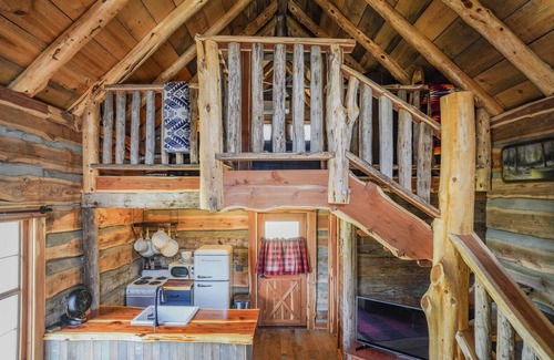 Hye Cabin | Cabin w modern upgrades next to the BEST wine, stars, peace, hot tub, relax