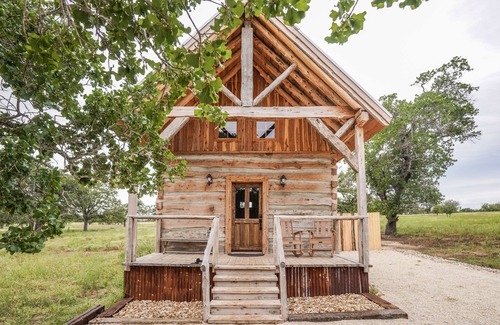 Hye Cabin | Cabin w modern upgrades next to the BEST wine, stars, peace, hot tub, relax