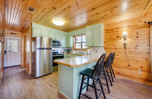 Broken Bow Cabin | Cabin w/Private Hot Tub: 2 Mi to Broken Bow Lake!