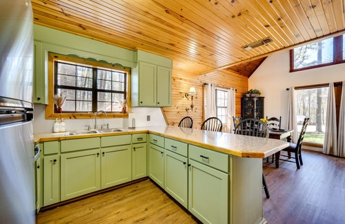 Broken Bow Cabin | Cabin w/Private Hot Tub: 2 Mi to Broken Bow Lake!