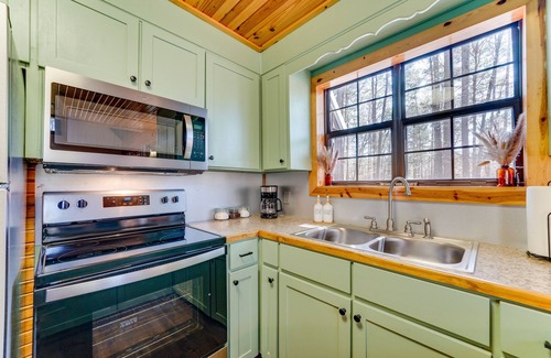 Broken Bow Cabin | Cabin w/Private Hot Tub: 2 Mi to Broken Bow Lake!
