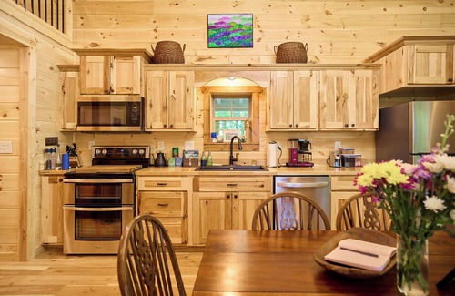 Sewanee Cabin | Cabin with Fishing Pond and Gorgeous Bluff Views!