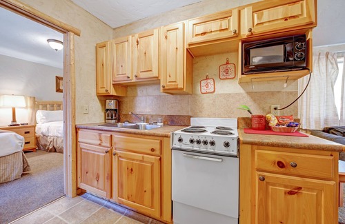 South Fork Cabin | Cabin with Full Kitchen at Four Seasons Lodge