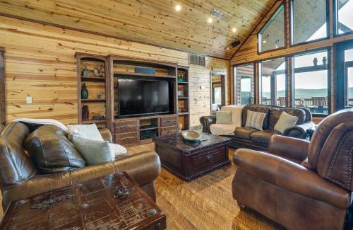 Broken Bow House | Cabin with Game Room and Hot Tub in Broken Bow!