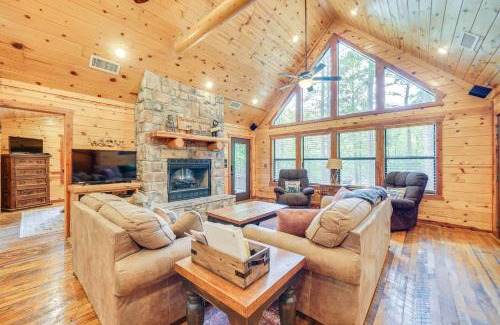 Broken Bow House | Cabin with Hot Tub and Wraparound Deck in Broken Bow!