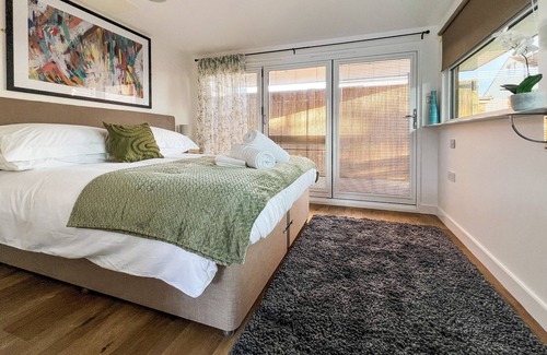 Fareham Cabin | Cabin with Hot Tub & Heated Swimming Pool