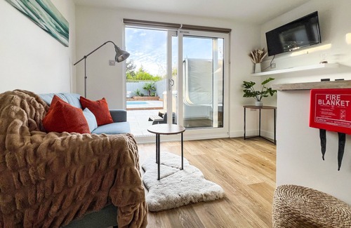 Fareham Cabin | Cabin with Hot Tub & Heated Swimming Pool
