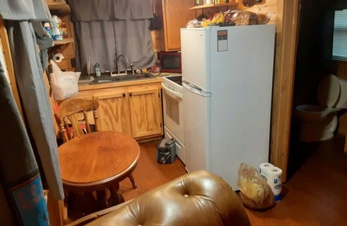 Clarksville Cabin | Cabin with loft , 5 miles away from the college of the Ozarks and Ludwig Lake….