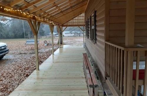 Clarksville Cabin | Cabin with loft , 5 miles away from the college of the Ozarks and Ludwig Lake….