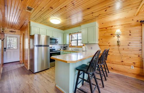 Broken Bow House | Cabin with Private Hot Tub 2 Mi to Broken Bow Lake!