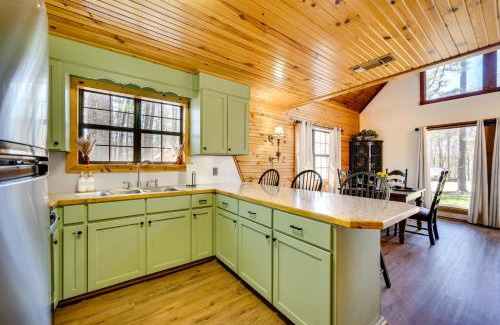 Broken Bow House | Cabin with Private Hot Tub 2 Mi to Broken Bow Lake!