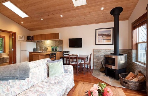 Bowen Island Apartment | Caboose · Lovely 1-bedroom ocean & mountain views cottage