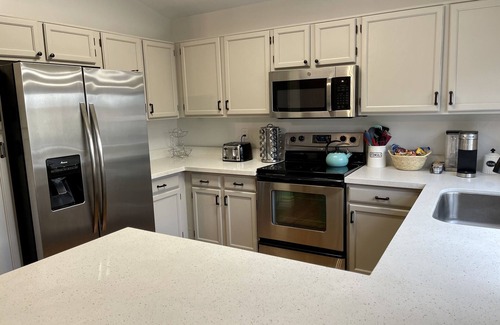Paradise Valley Village House | Cactus Oasis -Cheerful 3 bedroom family home with heated pool.