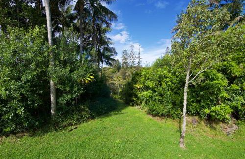 Burnt Pine House | Cadel's Cottage WITH FREE UNLIMITED HIGH SPEED INTERNET