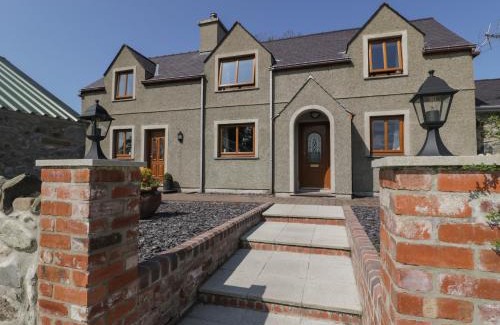 Dinas House | Caer Moel