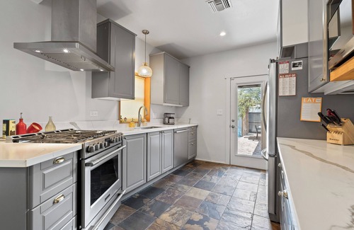 Barrio Santa Rosa House | Cafe Beck - Mins to Downtown!