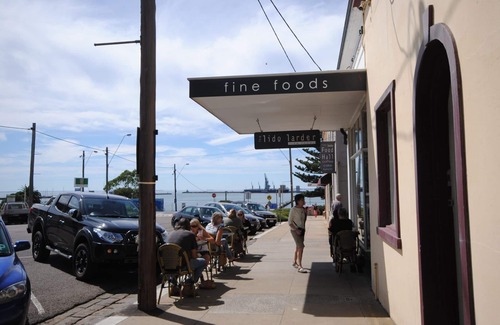 Portland Apartment | Cafes and shops at your front door