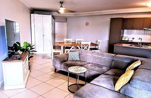 Cairns North House | Cairns Large Apartment close to tennis, ocean and services.
