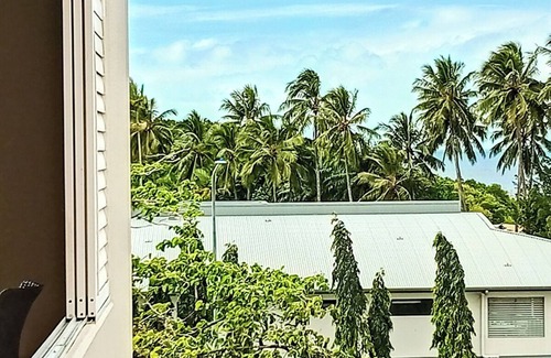 Cairns North House | Cairns Large Apartment close to tennis, ocean and services.