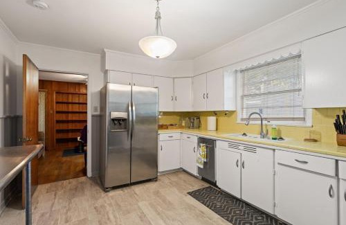 Lafayette House | Cajun Stays-Marie Antoinette Pet-Friendly