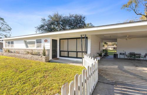 Lafayette House | Cajun Stays-Marie Antoinette Pet-Friendly