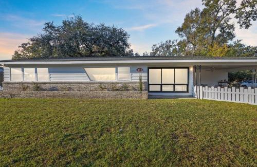 Lafayette House | Cajun Stays-Marie Antoinette Pet-Friendly