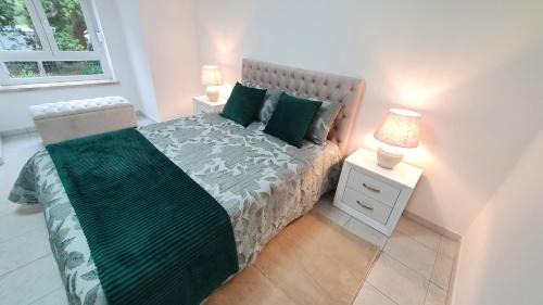 Nossa Senhora do Populo Apartment | Caldas da Rainha's Green & White