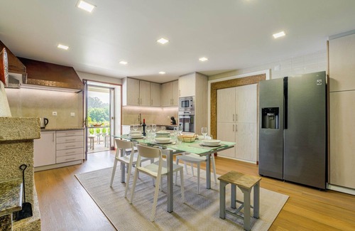 Cardielos House | Calejo House – Pool & Sports & Grill Retreat