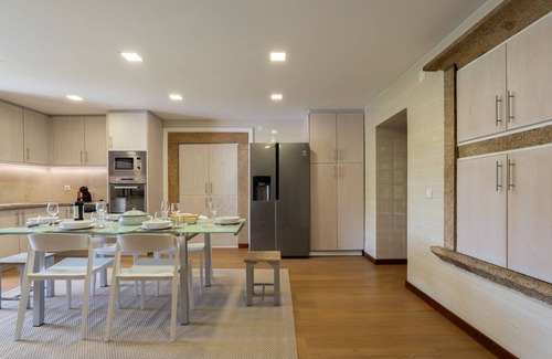 Cardielos House | Calejo House – Pool & Sports & Grill Retreat