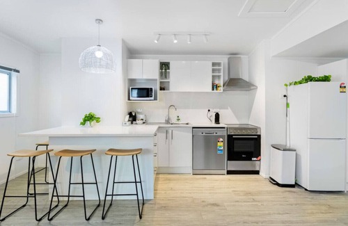 Sandringham Apartment | Calgary Cottage with Deck and Air-conditioning