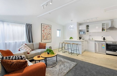Sandringham Apartment | Calgary Cottage with Deck and Air-conditioning