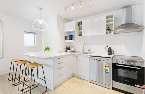 Sandringham Apartment | Calgary Cottage with Deck and Air-conditioning